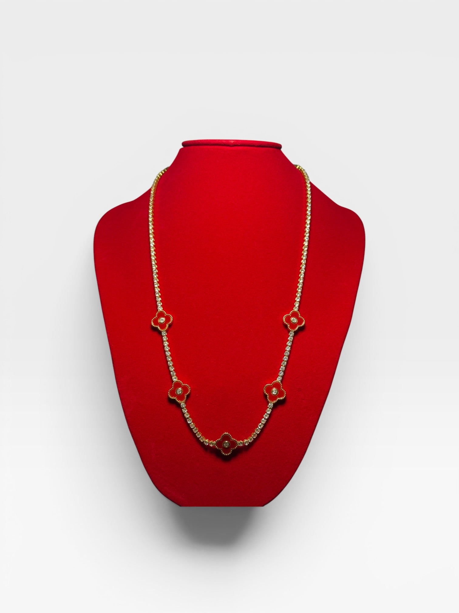 Collar de oro goldfield 18k trebol rojo