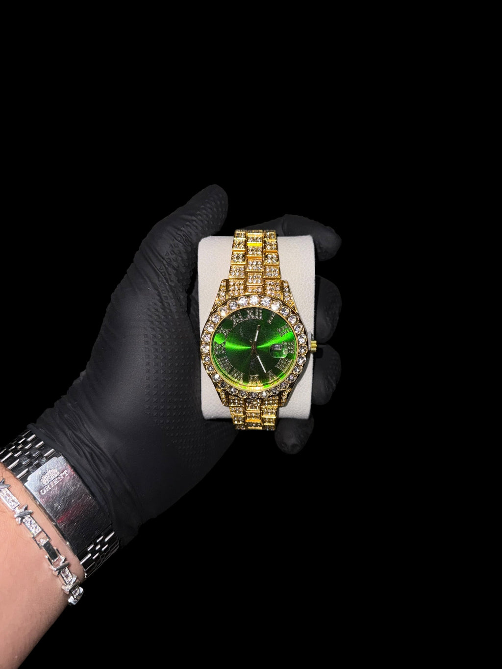 Reloj de hombre con brillos amarillos cara verde
