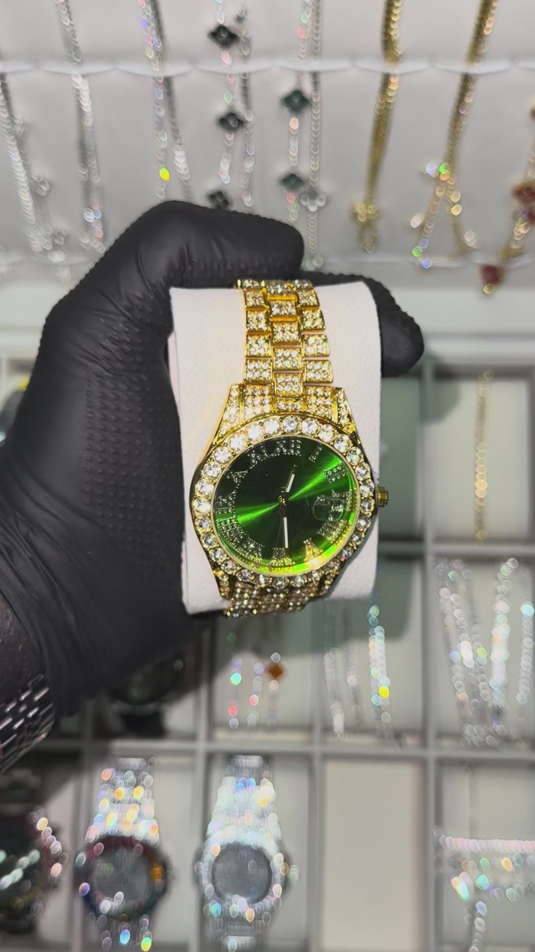 Reloj de hombre con brillos amarillos cara verde